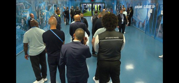 好牛优配 巴黎顾问坎波斯中场休息时，在通道内与马赛总监激烈对峙