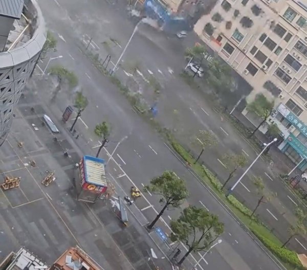 鼎冠优配 广东阳江一正新鸡排门店台风天“离家出走”，商场：已找回，可能是商户没固定好